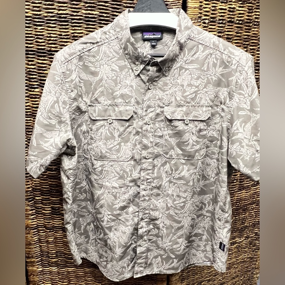 Patagonia Men's‎ Beige Leaf Print Shirt- Large